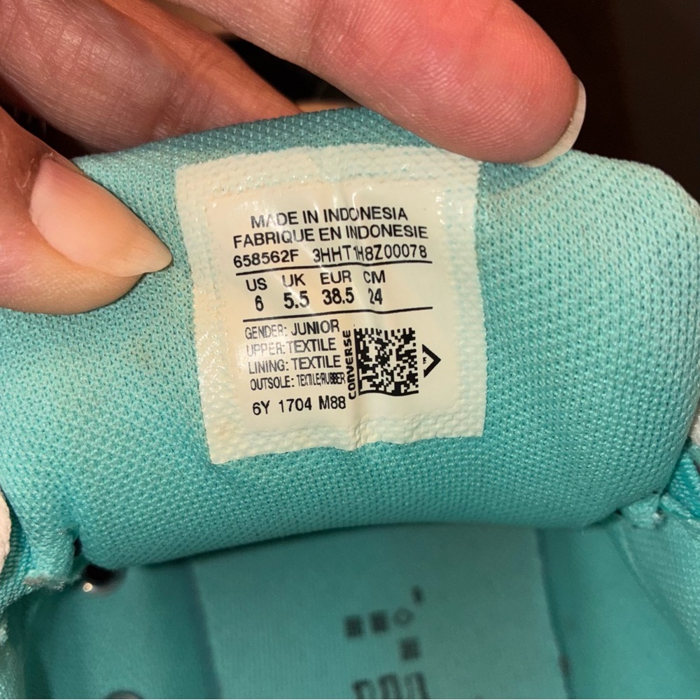Converse Size:6 Junior Black, White and Turquoise Accent Sneakers - Picture 11 of 11